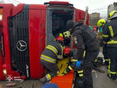 В Киеве перевернулся грузовик - спасатели рассказали об операции по спасению - apostrophe.ua - Киев - Украина - район Голосеевский, Киев