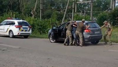 "Бусификация" переходит все границы: ТЦК с полицией задували мужчину газом и подпаливали авто - hyser.com.ua - Украина - Киевская обл. - Google