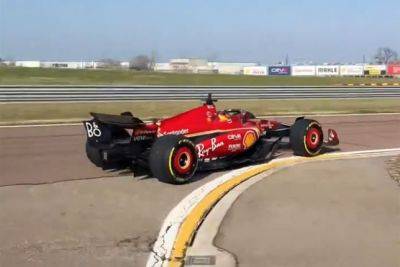 Шарль Леклер - Карлос Сайнс - Видео: Карлос Сайнс первым вывел на трассу Ferrari SF-24 - f1news.ru