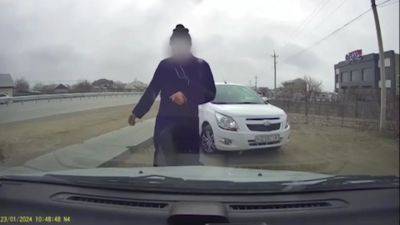 В Бухаре мужчину, пнувшего автомобиль сотрудника ДПС, отправили за решетку. Видео - podrobno.uz - Узбекистан - Ташкент
