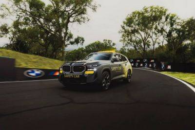 Гибридный BMW XM надел ливрею сейфти-кара (фото) - autocentre.ua