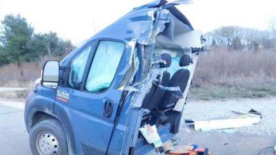 Водитель фургона выжил после того, как поезд разорвал его авто пополам: видео - auto.24tv.ua