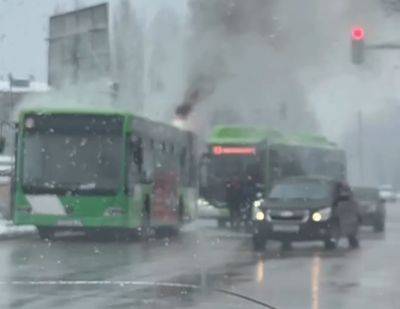 Сегодня утром в Ташкенте загорелись два пассажирских автобуса Mercedes-Benz. Видео - podrobno.uz - Узбекистан - Ташкент - Mercedes-Benz