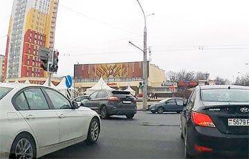 В Минске BMW выехал на встречную, а затем попытался вклиниться между поворачивающими авто - charter97.org - Белоруссия - Минск