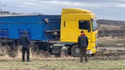 12 дней доставали из грязи грузовик, объезжавший весовой контроль: видео - auto.24tv.ua - Кировоградская обл.