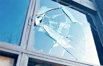 Минчанин сломал одному соседу забор и разбил окно, а второму повредил авто - charter97.org - Белоруссия - Минск