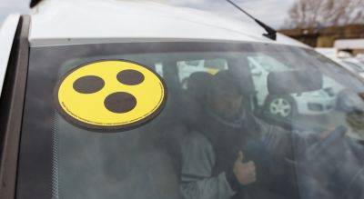 Что означает на авто знак желтый круг с тремя черными точками - apostrophe.ua - Украина