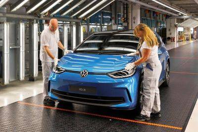 Всё пошло не так: Volkswagen передумал выпускать ID.3 на головном заводе в Вольфсбурге - kolesa.ru - Китай - Германия - Шанхай