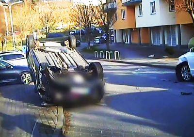 В Чехии пьяный водитель перевернул авто на глазах полицейских: видео - vinegret.cz - Чехия - Брно