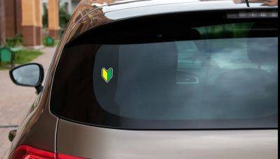 Знак желто-голубая стрела на авто – что означает эта наклейка на стекле - apostrophe.ua - Украина - Япония
