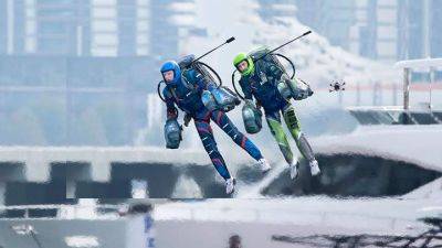 Люди-самолеты в "реактивных костюмах" впервые соревновались в гонках - auto.24tv.ua - Эмираты