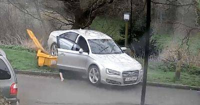 Ехал задним ходом без водителя: 60-летнего мужчину сбил собственный автомобиль (видео) - focus.ua - Украина - Англия