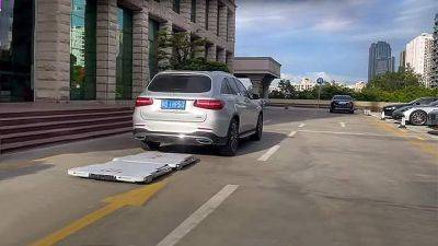 Как робот-эвакуатор забирает автомобиль с запрещенного места парковки: видео - auto.24tv.ua - Китай