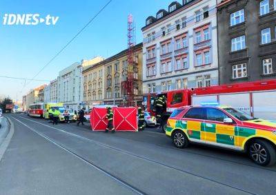 В Праге женщина погибла, отлетев от трамвая под колеса авто - vinegret.cz - Чехия - Прага