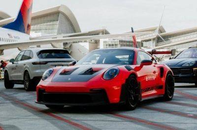 Спортивний Porsche 911 GT3 RS курсує між терміналами аеропорту в Лос-Анджелесі - news.infocar.ua - Сша - місто Лос-Анджелес