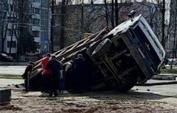 В Гомеле под землю ушел грузовик с песком - charter97.org - Белоруссия - Гомель