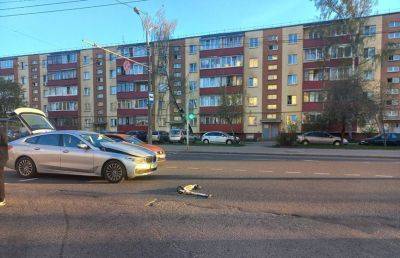 В Минске девочка на самокате пересекала проезжую часть на красный и попала под колеса авто - ont.by - Белоруссия - Минск