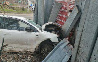 В Твери Volkswagen протаранил забор: пострадали два человека - afanasy.biz - Тверь - Тверская обл.