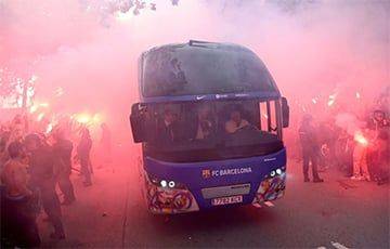 Фанаты «Барселоны» по ошибке забросали автобус своего клуба вместо ПСЖ - charter97.org - Белоруссия - Минск