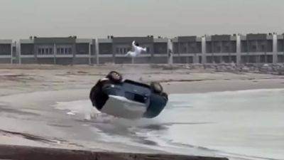 Водитель Toyota FJ Cruiser выжил после тройного переворота (видео) - autocentre.ua - Кувейт