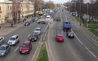 ДТП в Киеве 2 апреля – столкнулись три авто, одна машина перевернулась – видео - apostrophe.ua - Киев - Украина - Львовская обл.