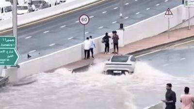 Владелец электрического Porsche Taycan проехал через затопленные улицы Дубая - auto.24tv.ua