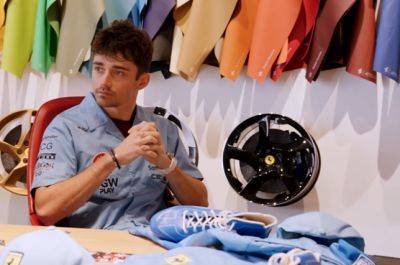 Шарль Леклер - Карлос Сайнс - Видео: В Ferrari показали униформу голубого цвета - f1news.ru - Сша