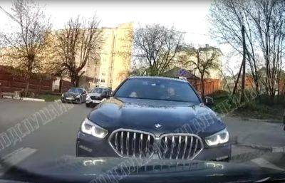В центре Твери BMW попала в «ловушку» на встречке: видео - afanasy.biz - Тверь