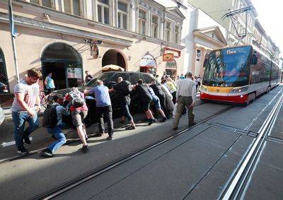 Внедорожник с украинскими номерами заблокировал движение трамваев в Праге - vinegret.cz - Чехия - Прага