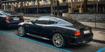 Принадлежит Красному Кресту. У киевского паба заметили редкий спорткар Maserati Coupe - nv.ua - Киев - Украина