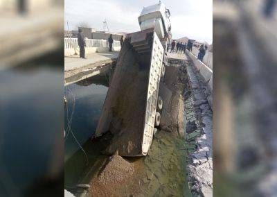 На реке Зарафшан грузовик упал в воду вместе с частью моста - podrobno.uz - Узбекистан - Ташкент