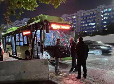 Пассажирский автобус врезался в бетонное ограждение на МКАД. Возможно, водитель уснул - podrobno.uz - Узбекистан - Ташкент