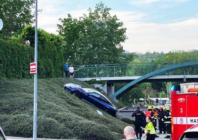 В Праге водитель Porsche вылетел на тротуар и сбил женщину с детской коляской - vinegret.cz - Чехия - Прага