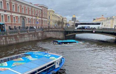 В Санкт-Петербурге автобус с пассажирами упал в Мойку и ушел под воду - ont.by - Россия - Белоруссия - Санкт-Петербург