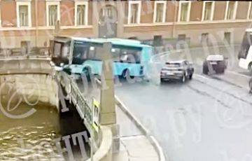 В Санкт-Петербурге автобус с пассажирами упал в реку - charter97.org - Белоруссия - Санкт-Петербург