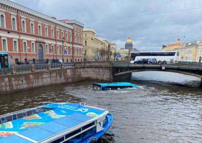 В центре Петербурга автобус с пассажирами упал в реку: видео - vinegret.cz - Санкт-Петербург - Чехия