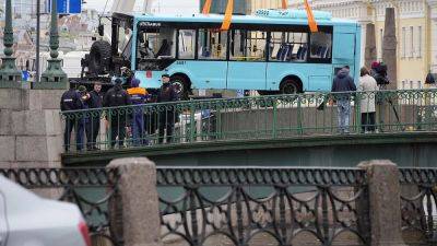 Пассажирский автобус упал в реку в Санкт-Петербурге: число жертв возросло - ru.euronews.com - Россия - Санкт-Петербург