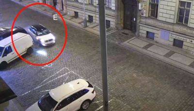 Полиция Праги показала видео ДТП с дамой, протаранившей припаркованные авто - vinegret.cz - Украина - Чехия - Прага