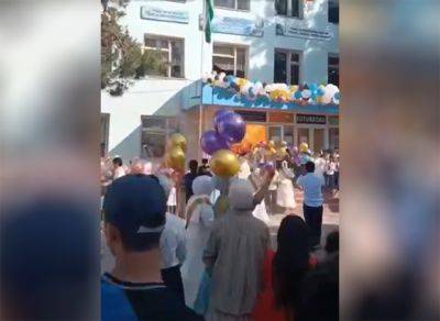 Во время "Последнего звонка" в одной из школ Узбекистана вспыхнул газ для воздушных шаров. Видео - podrobno.uz - Узбекистан - Ташкент