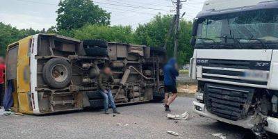 В Винницкой области столкнулись автобус и грузовик, 11 пострадавших - nv.ua - Украина - Винницкая обл.