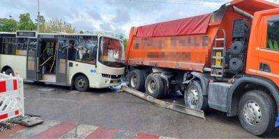 В Киеве столкнулись грузовик с маршруткой: пострадали семь человек - nv.ua - Киев - Украина - район Днепровский