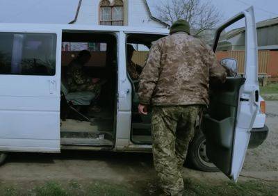 Чтоб не перепутали с ТЦК и не шарахались: военные начали цеплять на свои авто новые опознавательные знаки - ukrainianwall.com - Киев - Украина