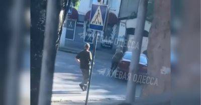 В Одессе ищут водителя, прокатившего сотрудника ТЦК на капоте авто (видео) - fakty.ua - Украина - Одесса