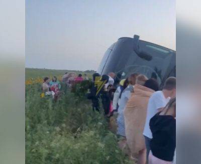 Автобус, полный украинцев, перевернулся и упал на обочину дороги в Румынии - видео - vchaspik.ua - Киев - Украина - Польша - Болгария - Румыния