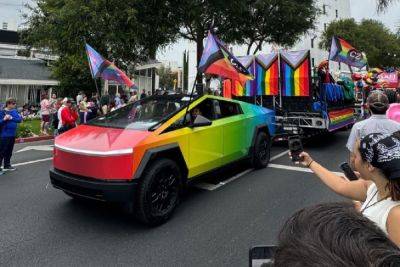 Илон Маск - Уолтер Айзексон - Радужный Tesla Cybertruck принял участие в ЛГБТК-параде в Лос-Анджелесе — как тебе такое, Илон Маск? - itc.ua - Украина - Лос-Анджелес