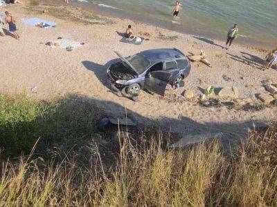 В Одесі Ford Focus впав з кручі на пляж з відпочиваючими, постраждала дитина (відео) - autocentre.ua - місто Одеса