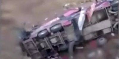 В Перу во время путешествия через Анды со скалы упал автобус: погибли по меньшей мере 25 человек - nv.ua - Украина