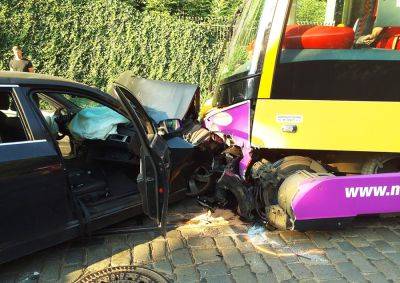 В Праге пьяный водитель BMW лоб в лоб врезался в трамвай - vinegret.cz - Чехия - Прага