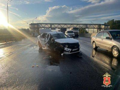 На окружной под Тверью в ДТП на мокрой дороге один человек погиб, двое получили травмы - afanasy.biz - Россия - Тверь - Тверская обл.