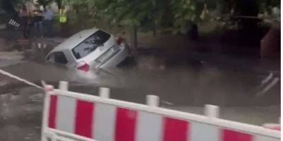 В Киеве поврежден водопровод и провалилось авто: по каким адресам не будет воды и где ограничили движение - nv.ua - Киев - Украина